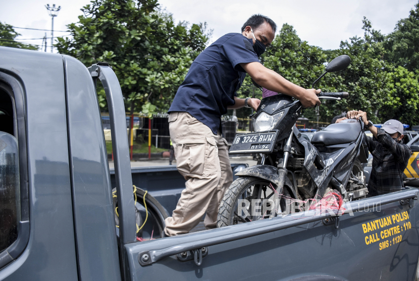 Petugas kepolisian mengangkut barang bukti sepeda motor saat rilis pengungkapan kasus curanmor (ilustrasi)  