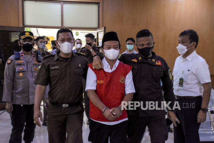 Terdakwa kasus pemerkosaan terhadap 13 santri Herry Wirawan