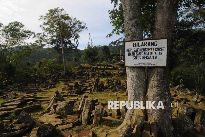 Batu-batu balok jenis batuan beku andesit terhampar berserakan di situs Megalith Gunung Padang, Kab. Cianjur, Jawa Barat, (3/12/2012). Situs Megalith Gunung Padang diperkirakan berumur 1.500 SM. Luas zona inti lokasi situs 4.000 meter dari luas keseluruhan area 10.000 meter, yang berada pada ketinggian 885 meter di atas permukaan laut (dpl) dengan luas area 25 hektar. Gunung Padang merupakan situs megalitik terbesar di Asia Tenggara. Kali pertama situs ini dilaporkan peneliti kepurbakalaan zaman Belanda: N.J. Krompada 1914. Foto ANTARA/Agus Bebeng/Koz/mes/11.
