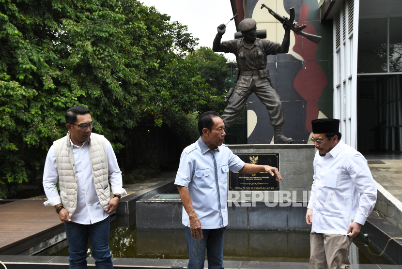 Pasangan cagub DKI Jakarta M Ridwan Kamil bersama cawagub Suswono berbincang dengan Sutiyoso di Museum Bang Yos, Jatikarya, Kota Bekasi, Jawa Barat, Kamis (12/9/2024).