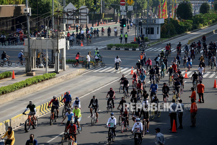 Warga berolahraga saat kegiatan Hari Bebas Kendaraan Bermotor (HBKB) di Jakarta. Pemerintah Provinsi DKI Jakarta kembali meniadakan kegiatan HBKB atau car free day (CFD) di ruas jalan Sudirman-Thamrin.