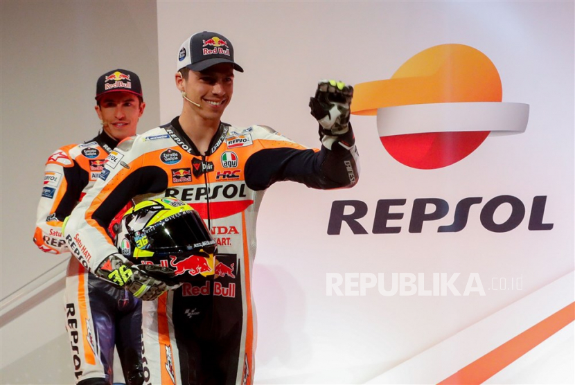 Dua pembalap MotoGP dari tim Repsol Honda, Marc Marquez dan Joan Mir (kanan).