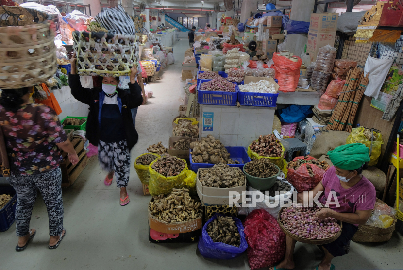 [Ilustrasi] Pedagang beraktivitas di Pasar Badung, Denpasar, Bali, Selasa (14/4/2020). Pengelola pasar di 16 lokasi pasar tradisional di Denpasar akan memberikan keringanan biaya sewa los 50 persen bagi tiap pedagang mulai 12 April hingga 29 Mei 2020 karena lesunya perekonomian akibat wabah COVID-19
