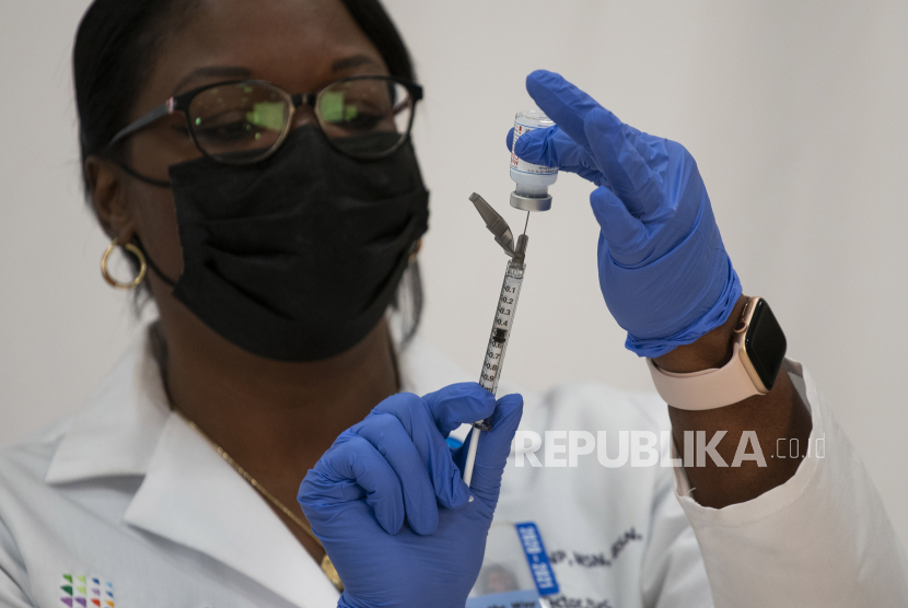 Michelle Chester, DNP, direktur, layanan kesehatan karyawan, Northwell menyiapkan vaksin Moderna coronavirus disease (COVID-19) di rumah sakit Long Island Jewish Valley Stream Northwell Health di New York, AS, 21 Desember 2020.