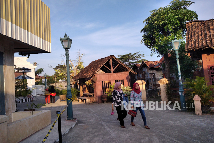 Pengunjung berkeliling di salah satu spot Studio Alam Gamplong, Moyudan, Sleman, Yogyakarta. Jumlah kunjungan di destinasi wisata Sleman turun hingga 50 persen.
