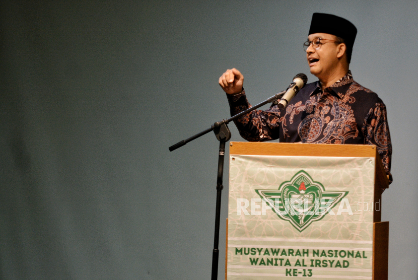 Gubernur DKI Jakarta Anies Baswedan menyampaikan sambutan sekaligus membuka kegiatan Musyawarah Nasional ke-13 Wanita Al-Irsyad di Jakarta, Jumat (26/11).