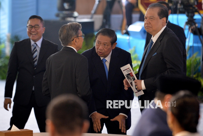 Presiden keenam Susilo Bambang Yudhoyono berbincang seusai peluncuran badan pengelola investasi Danantara) Istana Merdeka, Jakarta Pusat, Senin (24/2/2025).