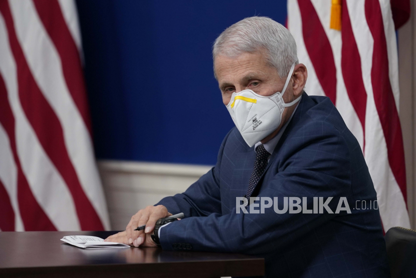 Anthony Fauci, pakar penyakit menular terkemuka AS, mengenakan masker selama panggilan reguler Tim Tanggap COVID-19 Gedung Putih dengan Asosiasi Gubernur Nasional di Auditorium Pengadilan Selatan di Gedung Kantor Eksekutif Eisenhower di Kampus Gedung Putih, Senin , 27 Desember 2021, di Washington. 