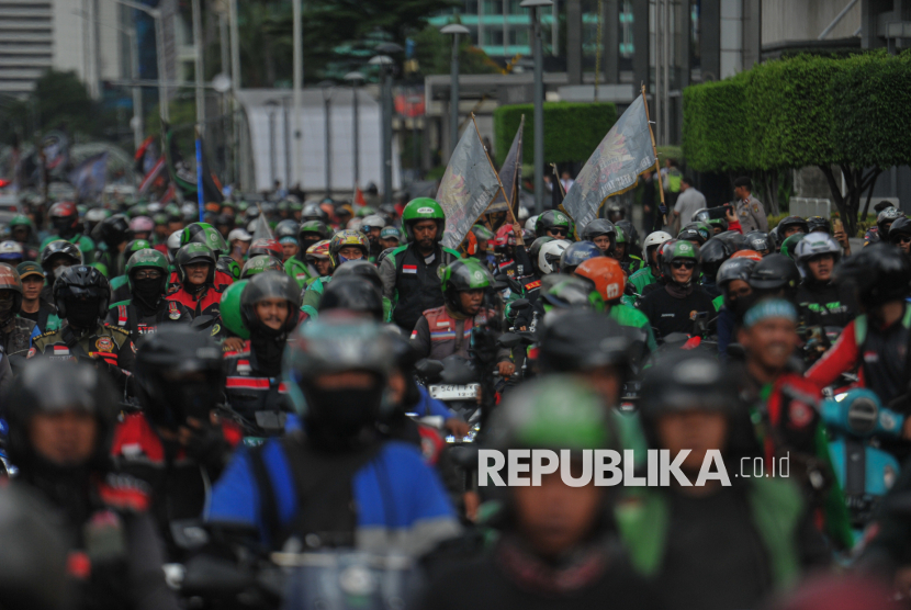 Pengemudi ojek online (Ojol) melakukan konvoi dari arah Jalan Jenderal Sudirman menuju titik aksi di kawasan Patung Kuda, Jakarta, Selasa (20/5/2025).  Pengemudi ojek daring yang tergabung dalam Asosiasi Pengemudi Ojol Garuda Indonesia menggelar aksi disejumlah titik di Jakarta yakni di kawasan Patung Kuda, Gedung DPR RI hingga kantor Kementerian Perhubungan. Aksi tersebut digelar untuk menyuarakan sejumlah tuntutan salah satunya kebijakan potongan biaya aplikasi sebesar 20 persen oleh aplikator yang dinilai memberatkan para pengemudi ojek online.