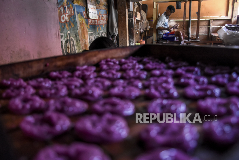Pekerja menyelesaikan produksi kerupuk di salah satu rumah produksi kerupuk di Kampung Babakan Hurip, Desa Cipadung, Kabupaten Sumedang, Selasa (8/9). Sampai saat ini,  dampak pandemi ke UMKM masih bervariasi. Sebagian besar pelaku usaha mengakui mengalami penurunan penjualan. 