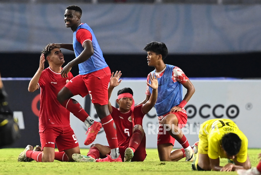 Sejumlah pesepak bola Timnas Indonesia berselebrasi usai mengalahkan Timnas Malaysia dalam pertandingan semifinal Piala ASEAN U-19 Boys Championship atau AFF U-19 di Stadion Gelora Bung Tomo, Surabaya, Jawa Timur, Sabtu (27/7/2024). Indonesia menang dengan skor 1-0 dan lolos ke babak final untuk bertanding melawan Timnas Thailand. 