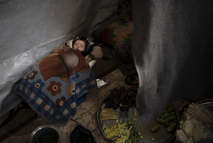 Seorang bayi tidur di sebuah kamar di dalam bangunan bekas penjara di kota Idlib, yang sekarang diubah menjadi sebuah kamp untuk orang-orang yang terlantar akibat pertempuran, di Idlib, Suriah. (Foto AP / Felipe Dana) ilustrasi