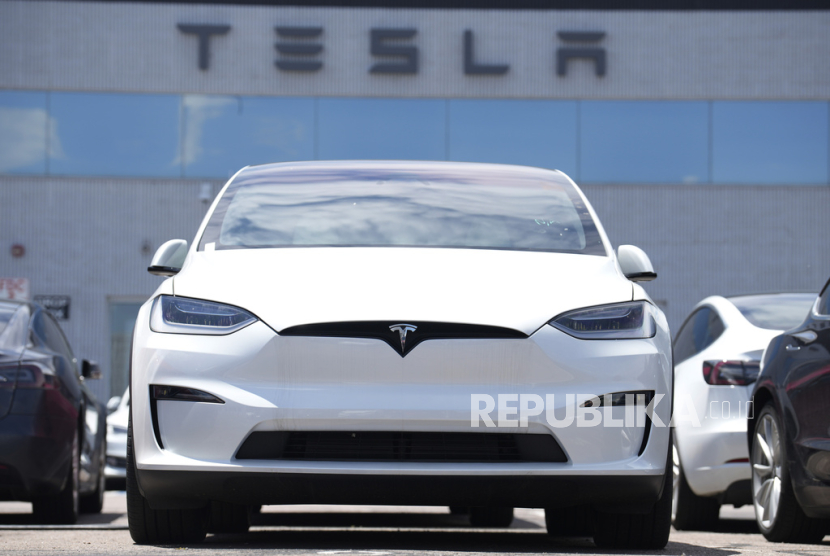 Mobil Tesla. Tesla sedang berupaya untuk mencapai net zero emisi sesegera mungkin.