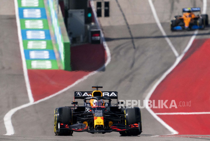 Pembalap Formula Satu Belanda Max Verstappen dari Red Bull Racing beraksi selama FP2 Grand Prix Formula Satu AS di Sirkuit The Americas di Austin, Texas, AS, 22 Oktober 2021.
