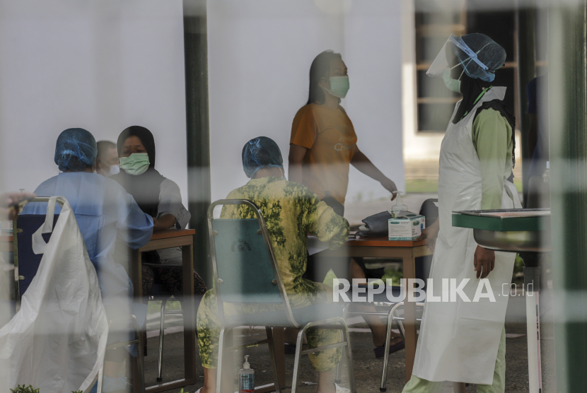 Pemerintah Kabupaten Garut, Jawa Barat, siap menambah ruang isolasi di setiap rumah sakit khusus pasien positif COVID-19.