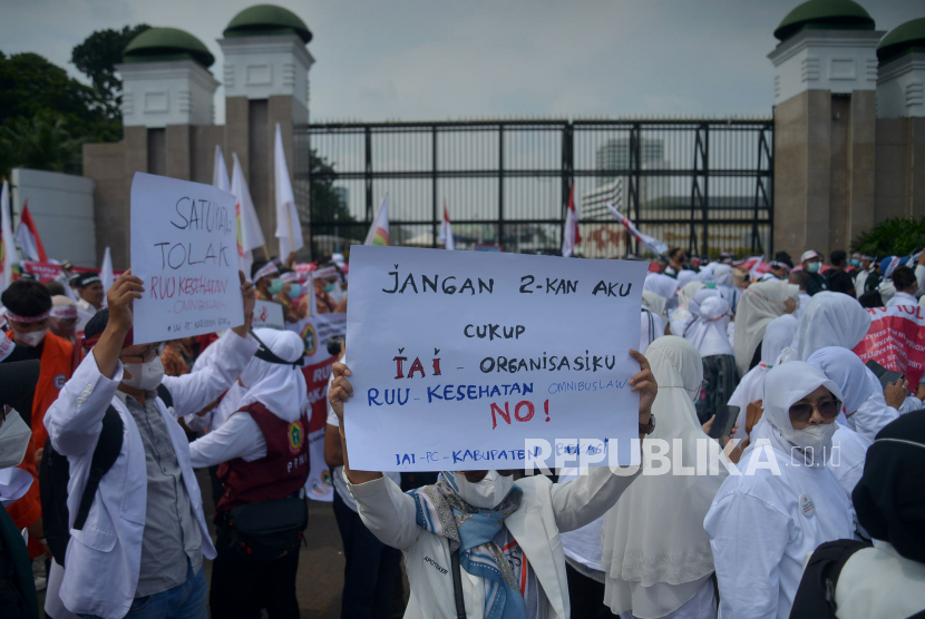 Sejumlah tenaga kesehatan dari berbagai organisasi profesi kesehatan melakukan aksi damai di depan Gedung DPR/MPR RI, Jakarta, Senin (28/11/2022). Dalam aksinya mereka menolak RUU Kesehatan (Omnibus Law) dan mendesak pimpinan DPR agar RUU ini dikeluarkan dari prolegnas prioritas. Republika/Prayogi.