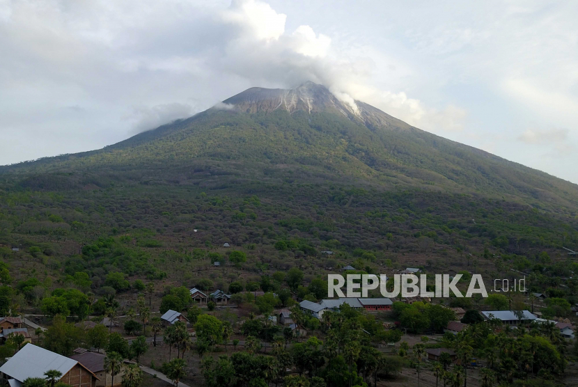 Gunung api Ili Lewotolok mengeluarkan material vulkanik di Kecamatan Ile Ape, Kabupaten Lembata,  NTT. ilustrasi