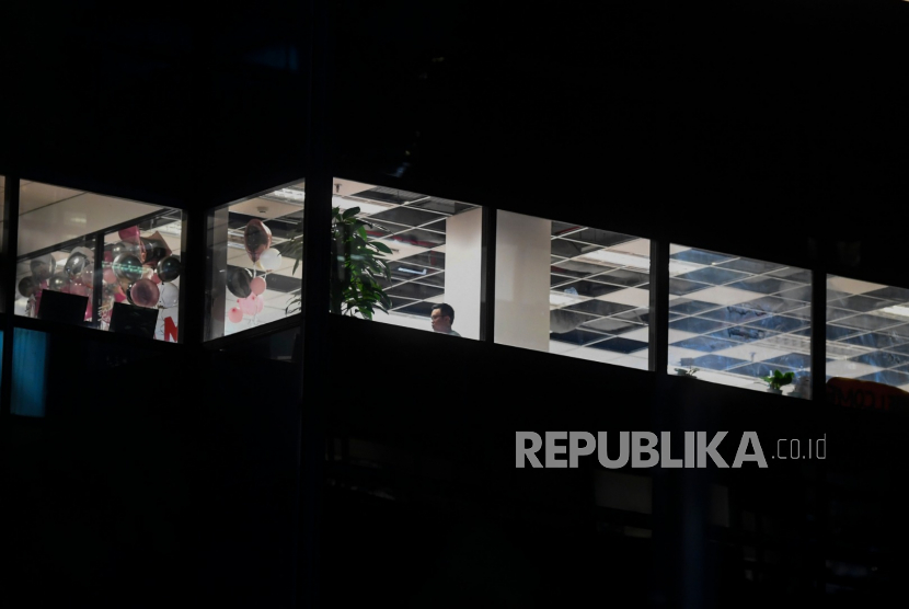 Karyawan beraktivitas di sebuah gedung perkantoran di Kuningan, Jakarta. Meski berat, pengusaha akan mendukung seruan gubernur untuk menerapkan work from home.