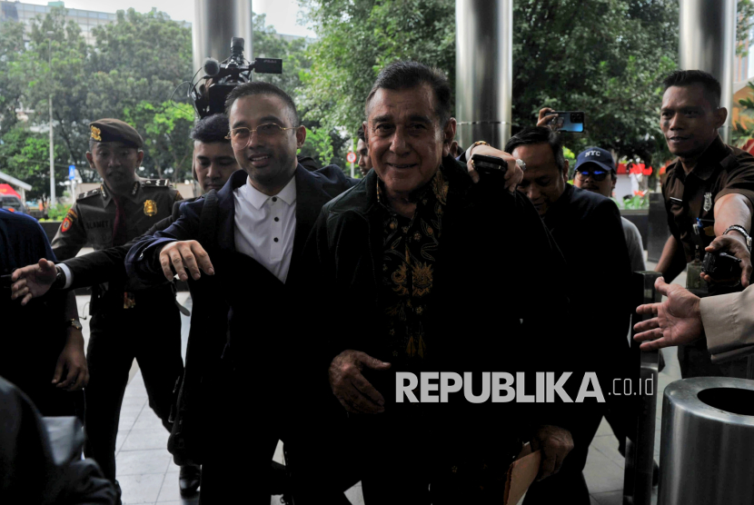 Ketua Umum Majelis Pimpinan Nasional Pemuda Pancasila (MPN PP) Japto Soerjosoemarno (kanan) tiba di Gedung Merah Putih KPK, Jakarta, Rabu (26/2/2025). Japto memenuhi panggilan KPK untuk dimintai keterangan sebagai saksi dalam kasus dugaan gratifikasi dan tindak pidana pencucian uang (TPPU) dengan tersangka mantan Bupati Kutai Kartanegara, Rita Widyasari.