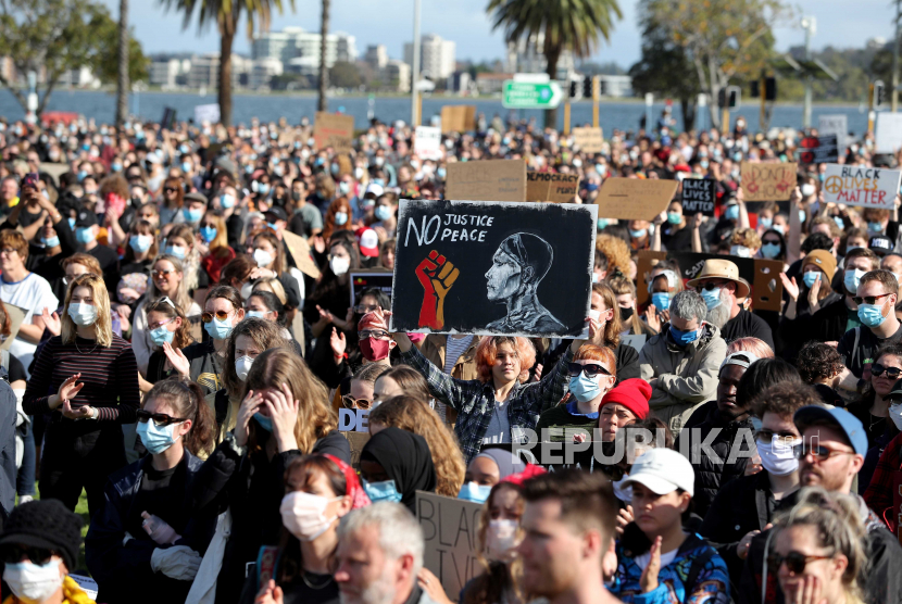  Para pemrotes berpartisipasi dalam rapat umum Black Lives Matter di Langley Park di Perth, Australia, 13 Juni 2020. Protes itu diselenggarakan untuk meningkatkan kesadaran akan kematian Aborigin dalam tahanan polisi.