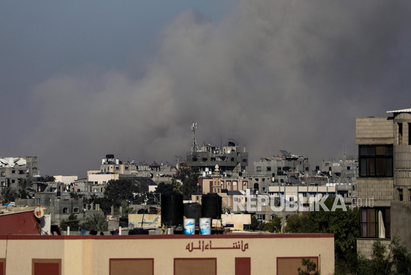  Asap mengepul saat terjadinya serangan militer Israel di Kota Gaza, Kamis (11/7/2024). Tentara Israel kembali meminta semua penduduk untuk meninggalkan Gaza di tengah serangan militer yang semakin intensif di kota utama wilayah Palestina tersebut.