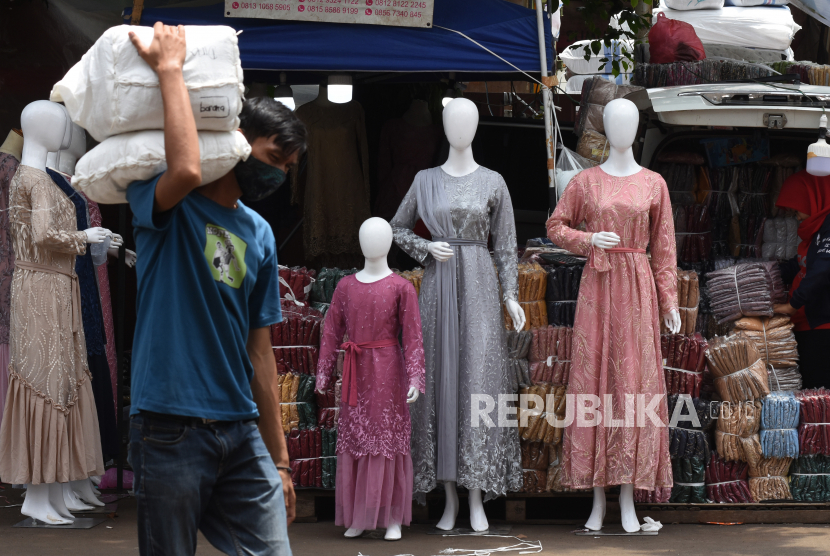 Pedagang mengangkut pakaian di Pasar Tasik, Tanah Abang, Jakarta. Konsumsi rumah tangga yang masih anjlok 3,61 persen sepanjang kuartal IV 2020 turut berkontribusi ke pertumbuhan ekonomi yang minus. Pandemi yang belum berakhir membuat masyarakat memilih menahan laju konsumsinya.