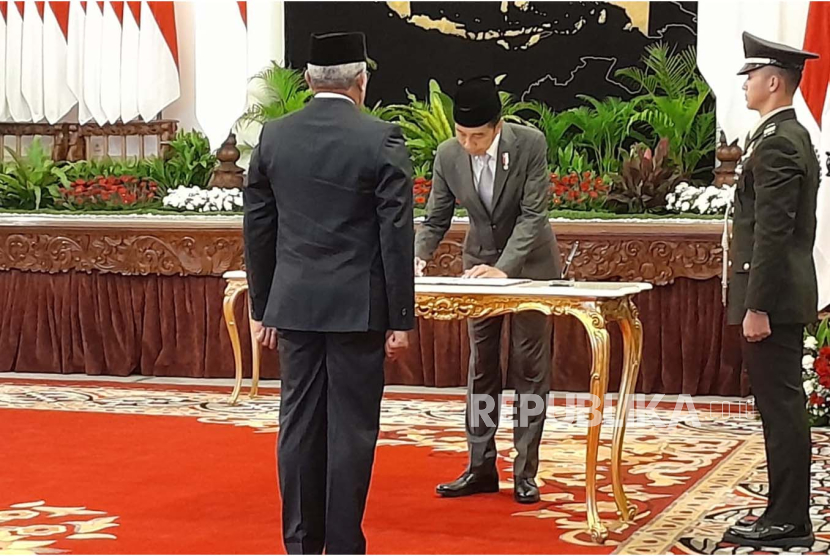 Presiden Joko Widodo (Jokowi) melantik Kepala Badan Narkotika Nasional (BNN) Irjen Pol. Marthinus Hukom di Istana Negara, Jakarta, Jumat (8/12/2023). 