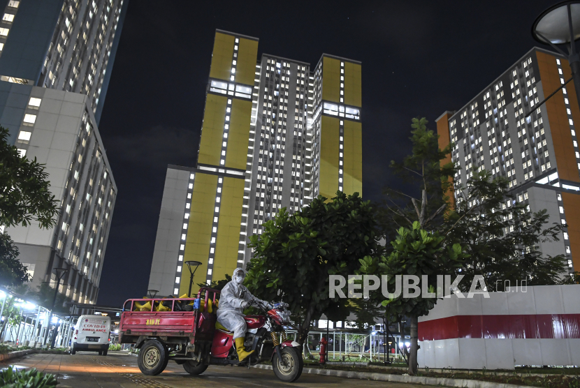 Seorang tenaga kesehatan mengendarai kendaraan yang membawa sepatu untuk disterilkan di Rumah Sakit Darurat Covid-19 (RSDC) Wisma Atlet Kemayoran, Jakarta, Selasa (15/6/2021). Menurut Koordinator RSDC Wisma Atlet Kemayoran Mayjen TNI Tugas Ratmono, pihaknya menambah jumlah kapasitas tempat tidur menjadi 7.394 dari 5.994 akibat tingginya penularan Covid-19 di wilayah DKI Jakarta dan sekitarnya. 