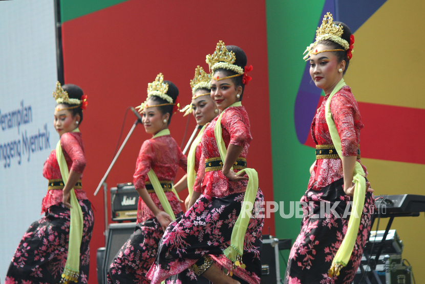 Penampilan seni budaya Jawa Barat (Jabar) memeriahkan West Java Festival (WJF) 2024, di kawasan Gedung Sate, Kota Bandung