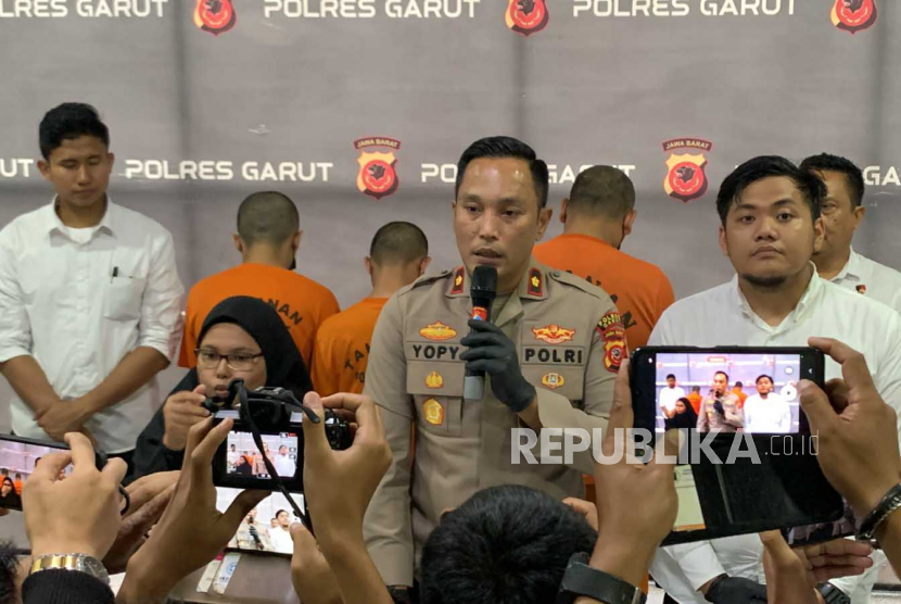 Wakapolres Garut Kompol Yopy Mulyawan melakukan konferensi pers terkait kasus TPPO, Senin (19/6/2023). Sebanyak tiga orang ditetapkan sebagai tersangka. 