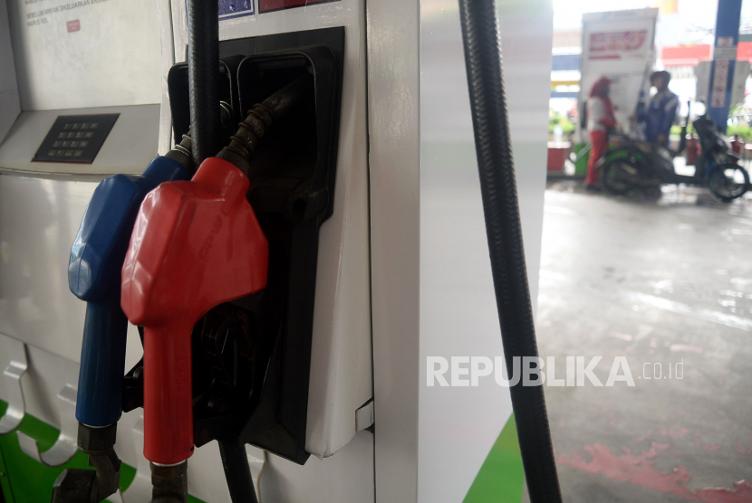 Petugas SPBU mengisi bahan bakar minyak (BBM) nonsubsidi di SPBU Kuningan, Jakarta, Selasa (24/3). Meski harga minyak dunia tengah anjlok, harga BBM dalam negeri tidak turun. (ilustrasi)