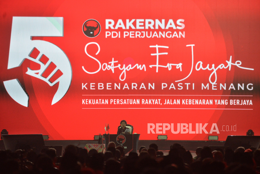 Ketum PDIP Megawati Soekarnoputri menyampaikan pidato politk saat Rapat Kerja Nasional (Rakernas) Ke-V PDIP di Beach City International Stadium Ancol, Jakarta, Jumat (24/5/2024). 