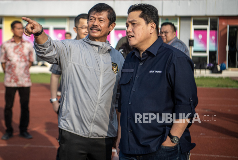 Ketua Umum PSSI Erick Thohir (kanan) berbincang dengan Pelatih Timnas Indonesia U-20 Indra Sjafri (kiri) saat meninjau seleksi calon pemain Timnas sepak bola U-17 di Arena Atletik, Jumat (14/7/2023).