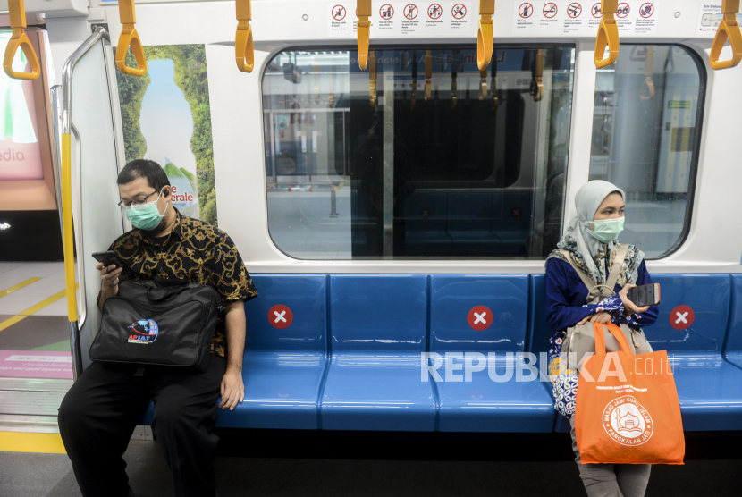 Sejumlah penumpang saat menaiki MRT di Jakarta, Jumat (20/3). PT MRT Jakarta menerapkan social distancing atau saling menjaga jarak di lingkungan MRT untuk mencegah penyebaran virus Corona atau Covid-19. (Putra M. Akbar/Republika)