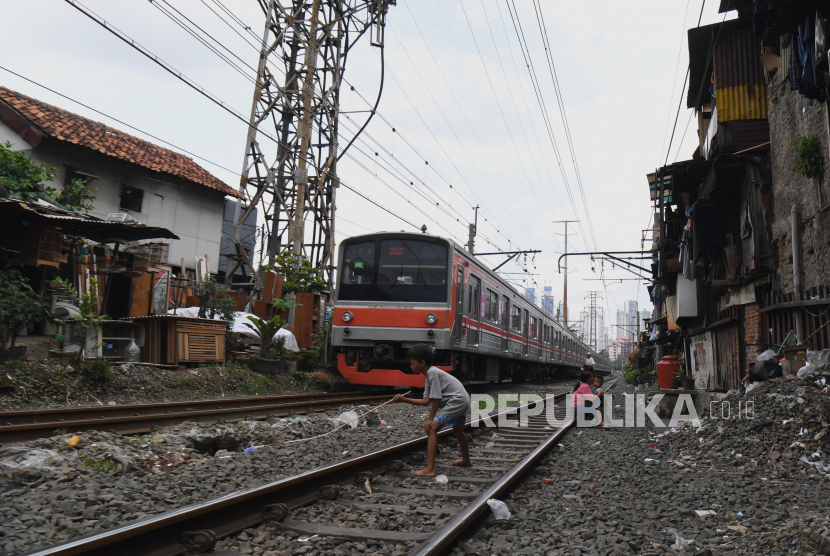 Anak-anak bermain di rel kereta api di api di kawasan Pejompongan, Jakarta, Jumat (15/7/2022). Badan Pusat Statistik (BPS) mencatat jumlah penduduk miskin di Indonesia pada Maret 2022 berjumlah 26,16 juta orang atau menurun 1,38 juta orang (0,60 persen) dibandingkan Maret 2021. 