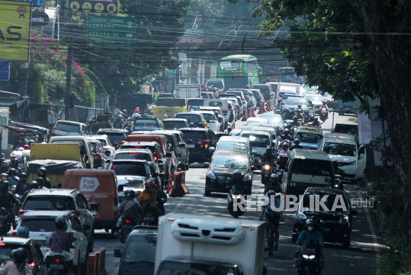 Kemacetan lalu lintas di jalan utama Bandung menuju Lembang, Jalan Stiabudi, Kota Bandung.