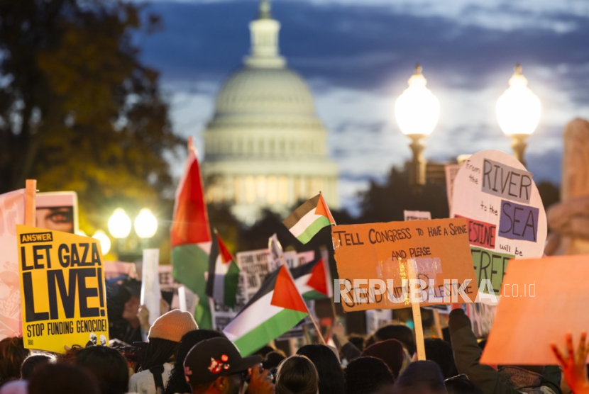 Aktivis pro-Palestina  menyerukan gencatan senjata Israel di Gaza selama protes di luar Union Station di Washington, DC, AS, 17 November 2023. 