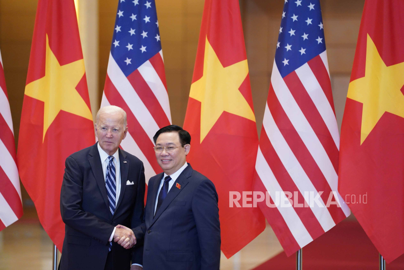 Presiden Joe Biden dan Chairman of the National Assembly of Vietnam Vuong Dinh Hue di Hanoi, Vietnam, Senin (11/9/2023).