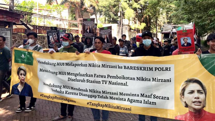 Demo sejumlah orang menuntut MUI laporkan Nikita Mirzani ke Polisi