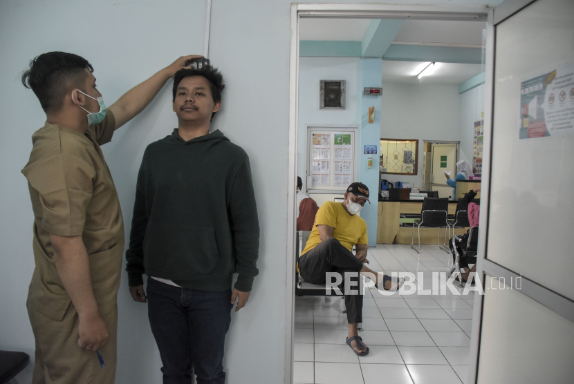 Petugas kesehatan mengukur tinggi badan calon petugas Kelompok Penyelenggara Pemungutan Suara (KPPS) saat pemeriksaan kesehatan di UPT Puskesmas Puter, Bandung, Jawa Barat