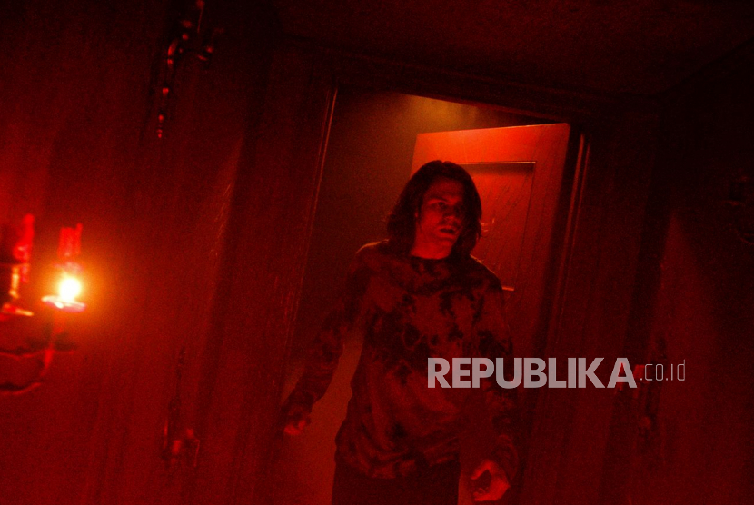 Adegan dalam Insidious The Red Door yang mulai tayang di seluruh bioskop Indonesia hari ini, Rabu (12/7/2023).