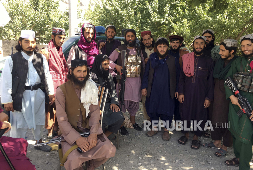 Tentara Taliban berpose untuk difoto di provinsi Panjshir timur laut Afghanistan, Rabu, 8 September 2021.