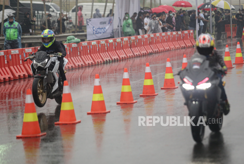 Peserta memacu sepeda motornya dalam ajang Street Race Polda Metro Jaya di kawasan BSD Serpong, Tangerang, Banten, Jumat (22/4/2022). Polda Metro Jaya kembali menggelar street race dan kali ini rencananya di Meikarta.