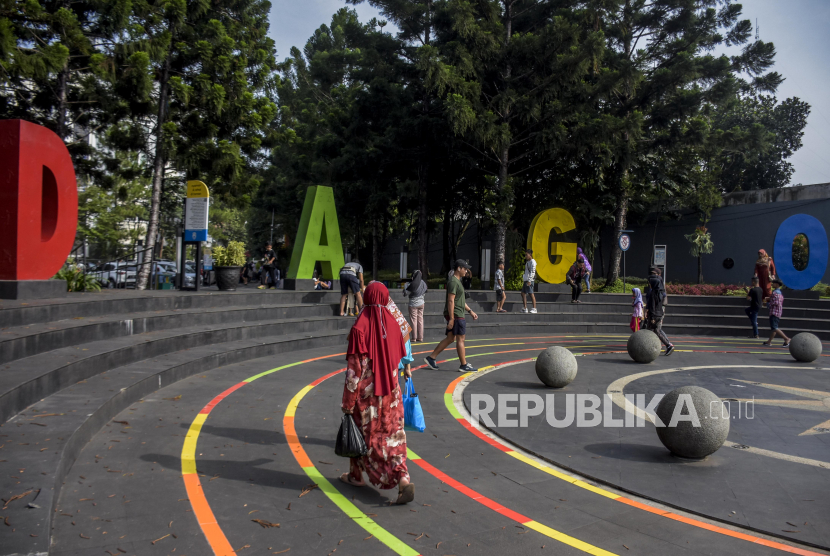 Sejumlah warga beraktivitas di area Taman Cikapayang Dago, Jalan Ir H Juanda, Kota Bandung, ilustrasi