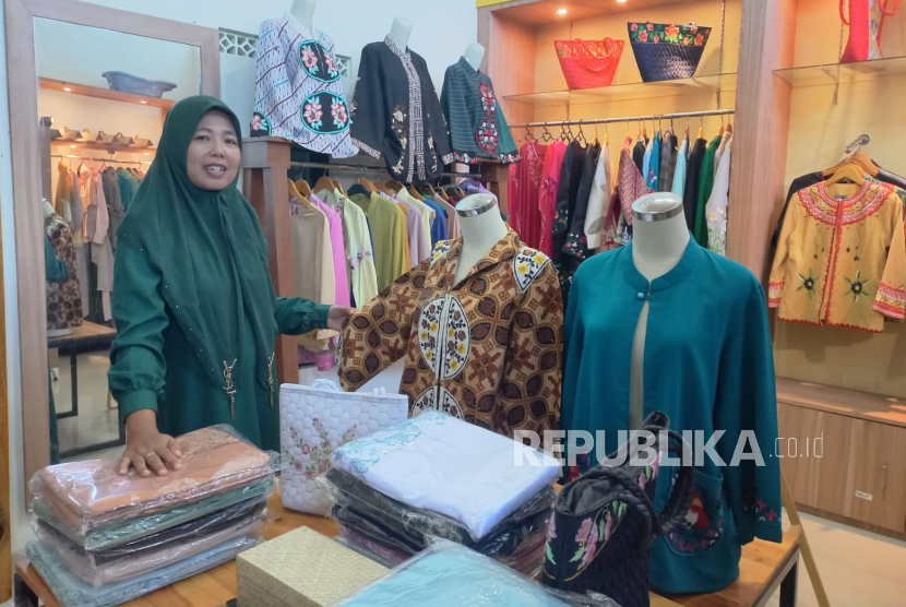 Pemilik Rumah Kayu Bordir & Fashion, Epi Siti Mudrikah, menunjukan sejumlah produk bordir manual di Galeri Kiwari, Kecamatan Cihideung, Kota Tasikmalaya, Selasa (21/3/2023).