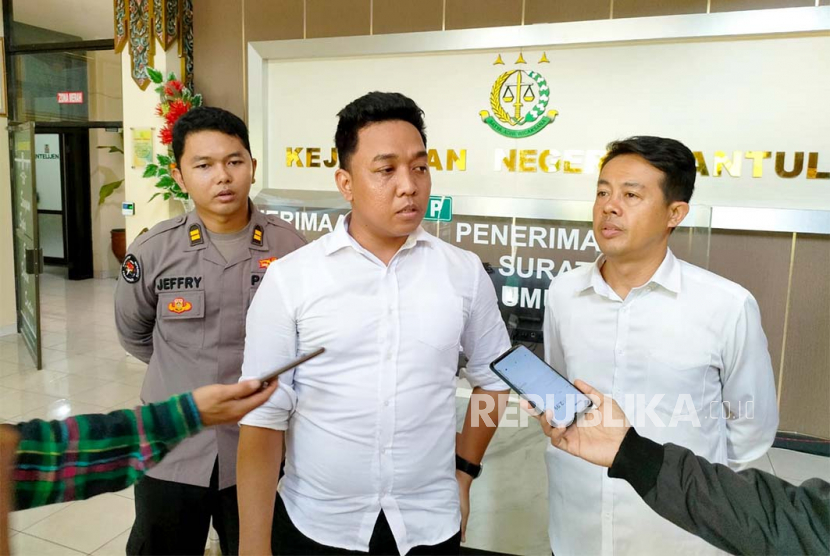 Kasat Reskrim Polres Bantul Iptu Bayu Sila Pambudi menyerahkan tiga tersangka kasus pengeroyokan anggota PSHT ke Kejari Bantul. 