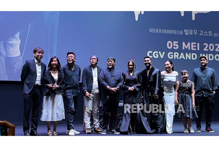 Jajaran pemain dan tim produksi remake film Hello Ghost dalam gala premier di CGV Grand Indonesia Jakarta, Jumat (5/5/2023).