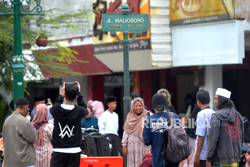 Suasana Jalan Malioboro. Petugas menghalau pelanggar parkir di sepanjang Jalan Malioboro, Yogyakarta.