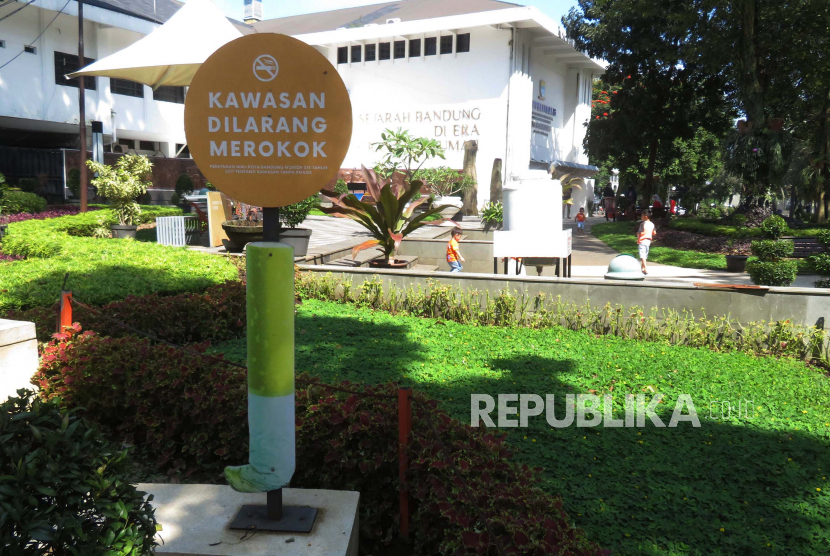 Rambu larangan merokok dipasang di Taman Sejarah, Kota Bandung. Survei temukan usia perokok pemula bertambah muda di Indonesia.