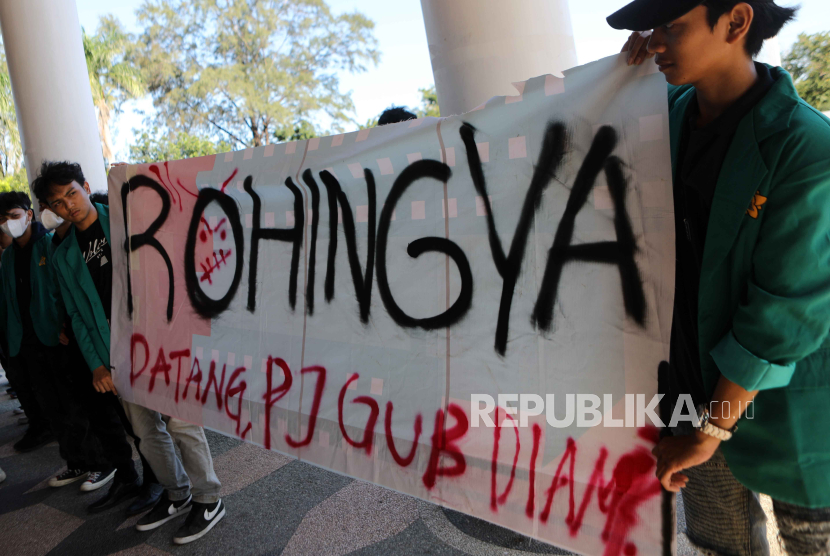 Mahasiswa memprotes semakin banyaknya kedatangan pengungsi Rohingya di provinsi Aceh, di luar gedung Kantor Pemerintah di Banda Aceh, Indonesia, (22/12/2023).